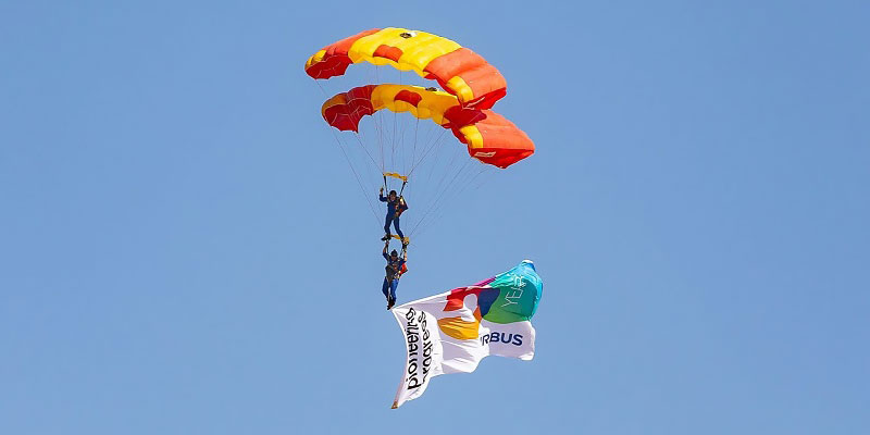 PAPEA desciende con bandera de la empresa Airbus
